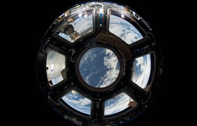 Фото НАСА показывают также человеческую деятельность на орбите Земли
