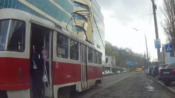 Киевлянин не успел докурить и зашел в троллейбус. Кадр из видео