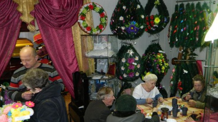 Ветеранам предложили отпраздновать рядом с венками. Фото Екатеринбург-онлайн