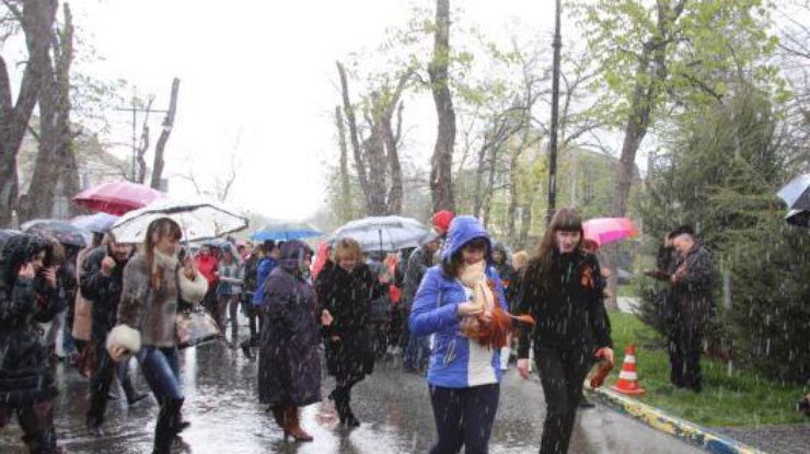 Во время акции лил дождь. Фото krymr.com