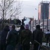 В Киеве на Осокорках титушки забрасывают жителей дымовыми шашками (фото)