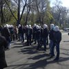 Люди в белых балаклавах пикетируют Кабмин (фото)