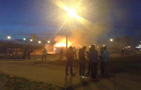 После сноса забора стройплощадку на Осокорках охватило пламя. Фото @HromadskeTV