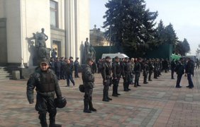 Шахтеров под Радой встречает кордон милиции. Фото "Депо"