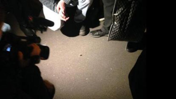 Люди находят на месте стычек резиновые пули. Фото @tombreadley