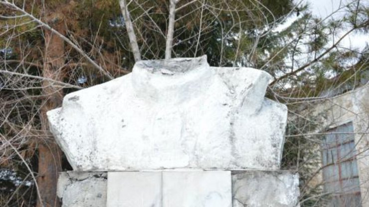 На территории завода "Дальсельмаш" разрушили памятник Ленину