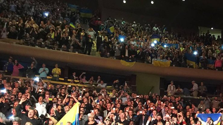 Зал пестрел флагами Украины. Фото: Оксана Зиновьева