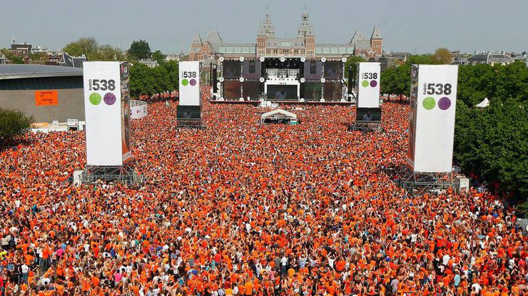 Жители Голландии во время празднования Дня короля одеваются в оранжевый.