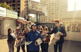 Активисты, загримированные как зомби читали газету "Вести" в метро. фото - Facebook.com/ @Kateryna Chepura