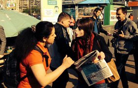 Активисты, загримированные как зомби читали газету "Вести" в метро. фото - Facebook.com/ @Kateryna Chepura