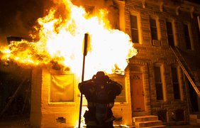 В Балтиморе протестанты грабят и поджигают здания. Фото epa.eu