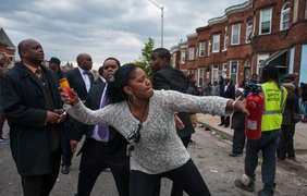 В Балтиморе протестанты грабят и поджигают здания. Фото epa.eu