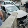 В Киеве возле Минобороны Infiniti врезался в подземный переход (фото)