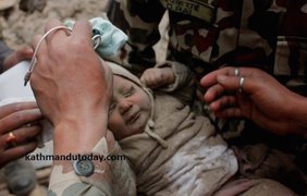 Малышу удалось избежать травм, его состояние стабильно. фото - Katmandu Today