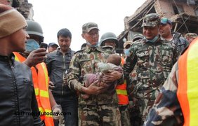 Малышу удалось избежать травм, его состояние стабильно. фото - Katmandu Today