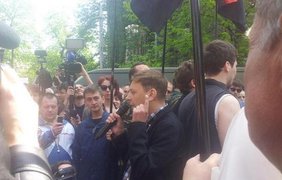На митинге замечен пресс-секретарь "Правого сектора" Артем Скоропадский. Фото: Твиттер Kristina Berdynskykh