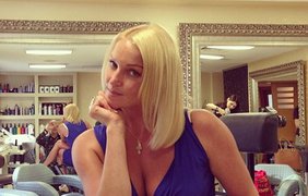 Анастасия Волочкова снимает негатив красной нитью. Фото argumenti.ru