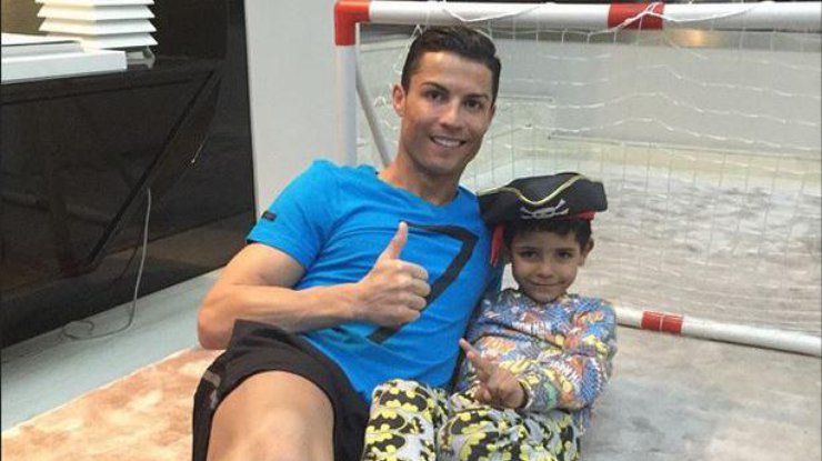 Криштиану Роналду показал 5-летнего сына. Фото Инстаграм футболиста