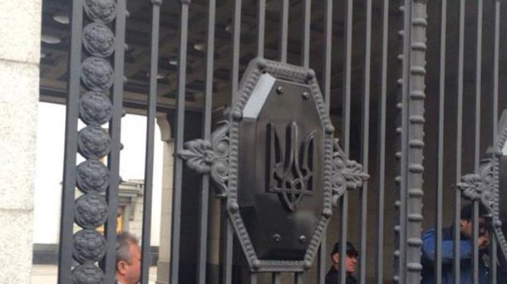 Обновленные ворота Рады. Фото С.Кубив