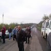 На выезде из Горловки машины стоят в очереди по 6 часов (фото)