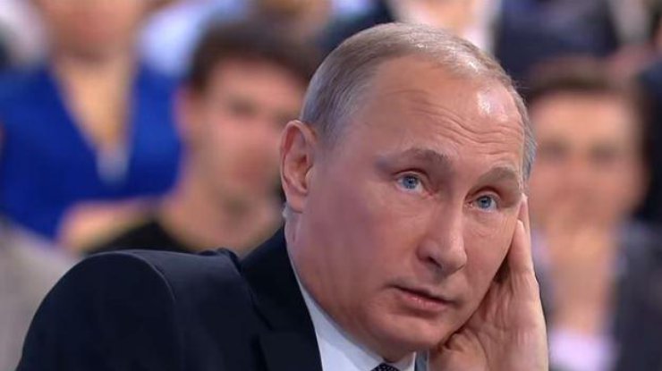 Путин слушает подсказки в микронаушнике, поговаривает народ. Кадр из видео