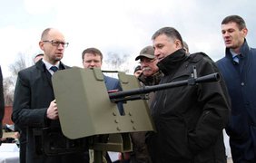 Яценюк, Аваков, Турчинов и Наливайченко также осмотрели украинское вооружение. Фото пресс-службы МВД