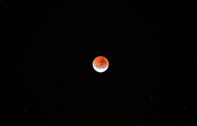 Луна окрасила небо в темно-красный цвет
