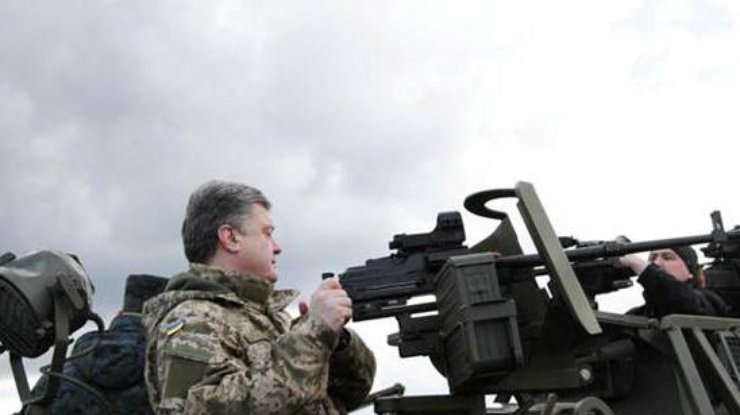 Порошенко лично испытал украинские пулеметы. Фото пресс-служба МВД