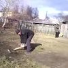 Мужик из России рубанул с плеча по банке с пивом (видео)