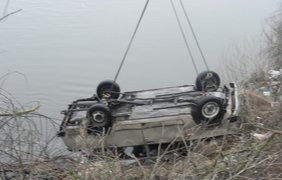 Автомобиль влетел в реку
