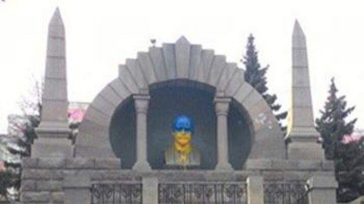 Бюст Ленина в Челябинске раскрасили в цвета Украины (фото)