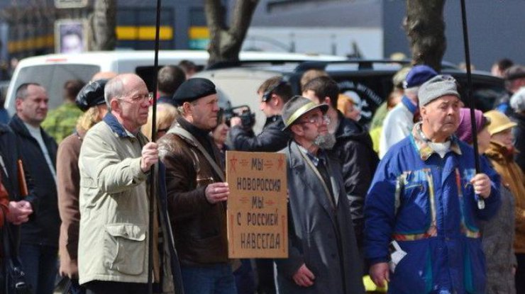 Оккупанты устроили в Луганске парад