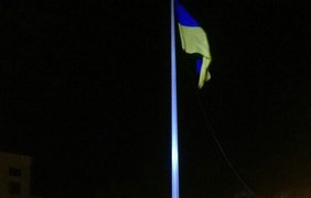 Флаг Украины продолжает развиваться