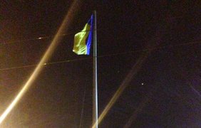 Флаг Украины продолжает развиваться