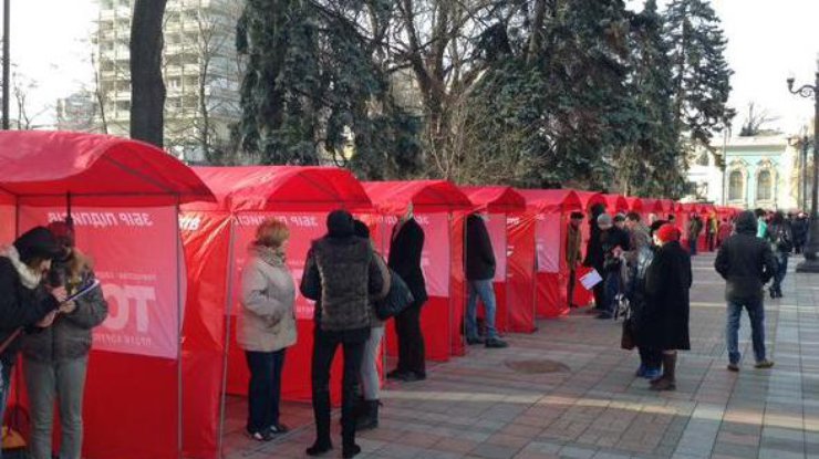 Перед парламентом установлено около двух десятков агитационных палаток. Фото twitter.com/ostro_v