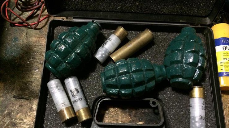 В ходе обыска изъяты гранаты и оружие. Фото СБУ