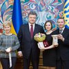 Порошенко наградил чемпионку по шахматам Музычук орденом