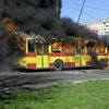 Во Львове посреди дороги дотла сгорел троллейбус (фото)