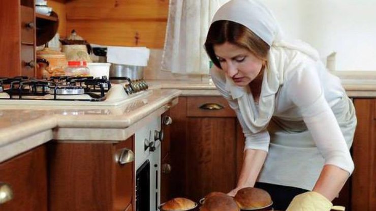 Марина Порошенко печет куличи в Чистый Четверг. фото - Facebook @Петро Порошенко