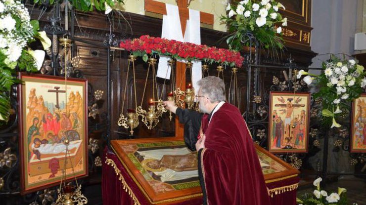 Страстная пятница - день, когда верующие поклоняются погребальной плащанице Христа. фото - hramspasa.org.ua