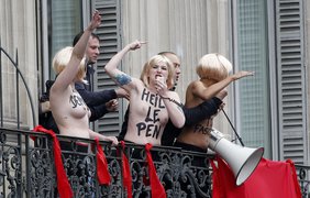 Участницы Femen поприветствовали публику "зигами" - жестами популярными среди неонацистов
