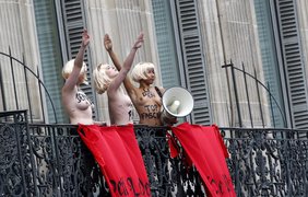 Участницы Femen поприветствовали публику "зигами" - жестами популярными среди неонацистов