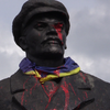 В Славянске памятник Ленину залили красной краской (фото)