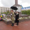 В Северодонецке пенсионеры прикрыли украинских бойцов от дождя (фото)