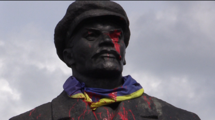 Ленина разукрасили красным. Фото Новости Донбасса