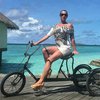 Волочкова на велосипеде врезалась в пальму на Мальдивах