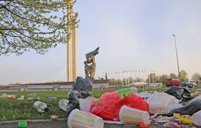 Парк Победы в Риге завалили мусором на 9 мая
