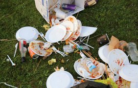 Парк Победы в Риге завалили мусором на 9 мая