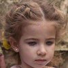 Фото девочки из Кировограда блокирует Facebook из-за медали отца