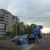 Во Львове пешеход отомстил водителю за проезд на красный (видео)